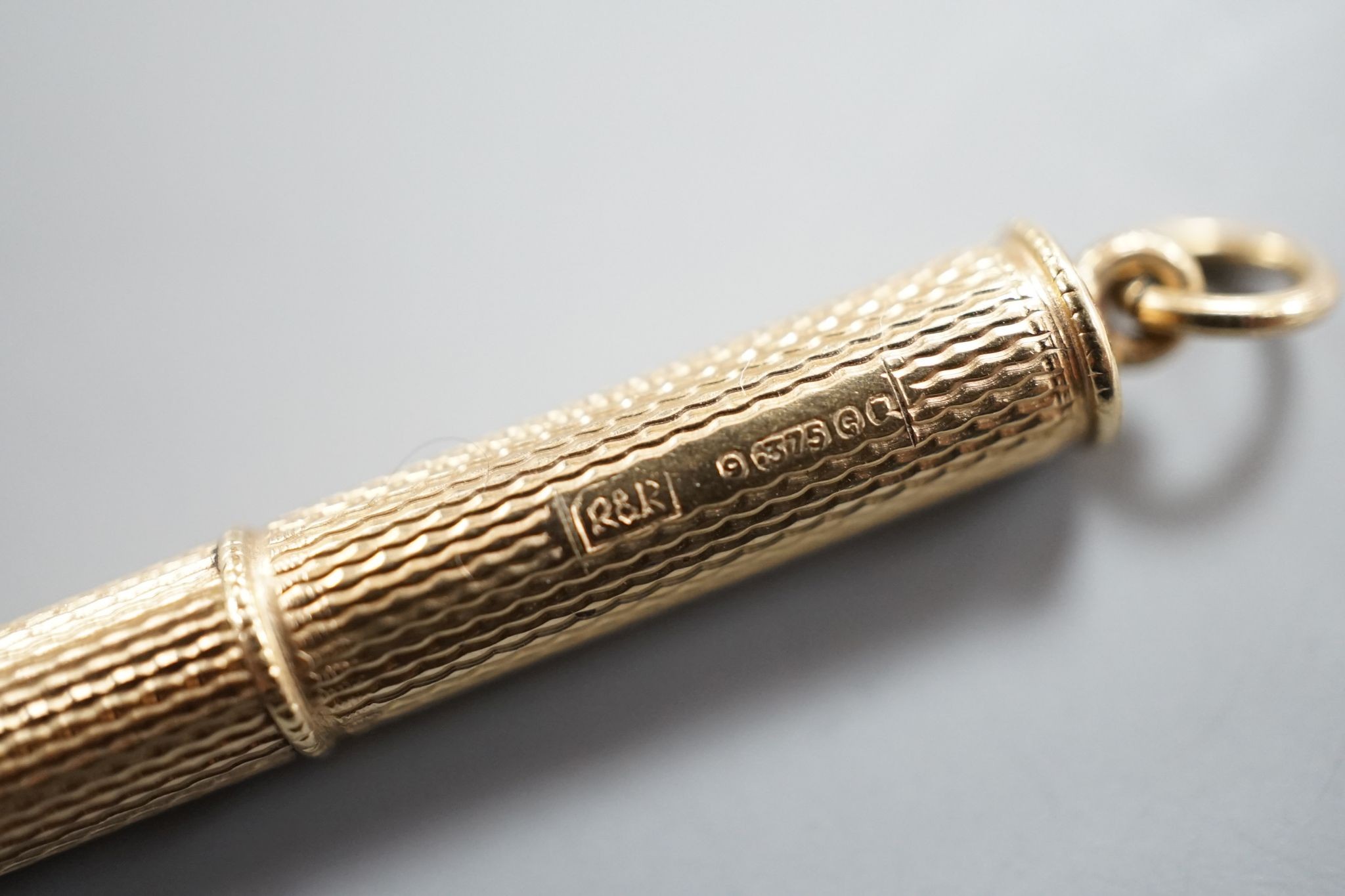 A A 1960' 9ct gold cased propelling toothpick, 46mm.